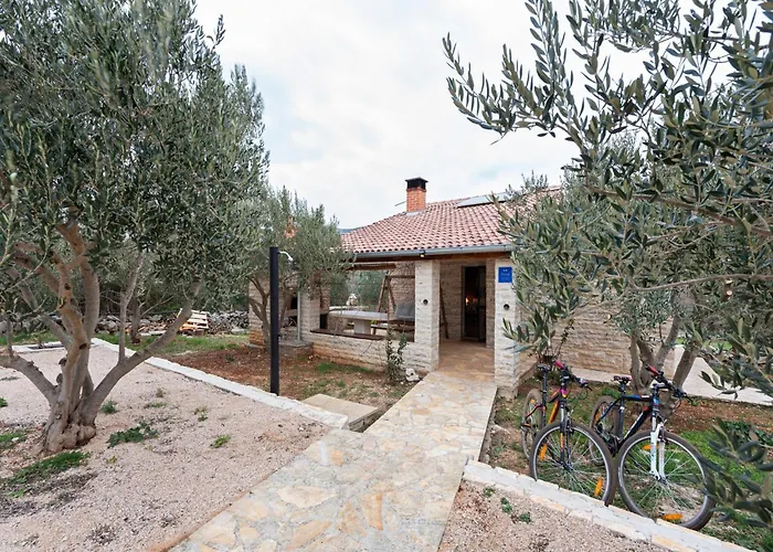 In Near And בית נופש Vrana (Zadar)